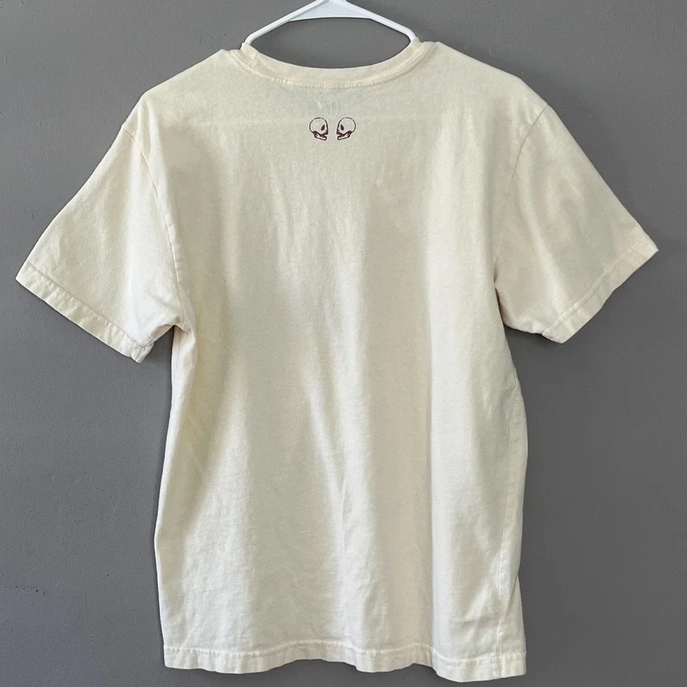 Vintage Y2K Levi's T-Shirt Mens M Cream Short Sleeve Wicked Skulls Pirate Print‎